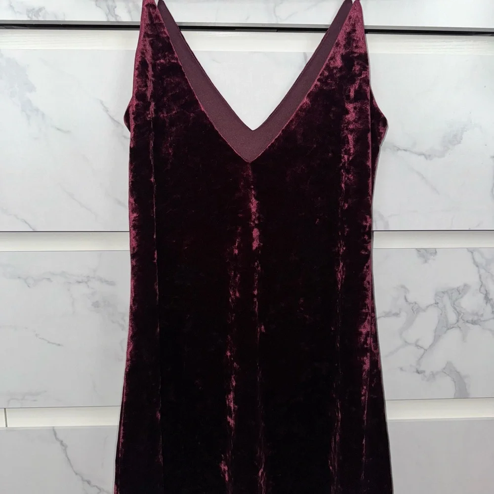 Kendall & Kylie Burgundy Wine Velvet Deep V-Neck Mini Dress Size M - Picture 4 of 4